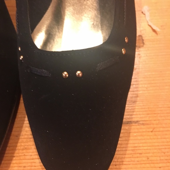 Gorgeous velvet pumps with gold studs NWT - Picture 3 of 8